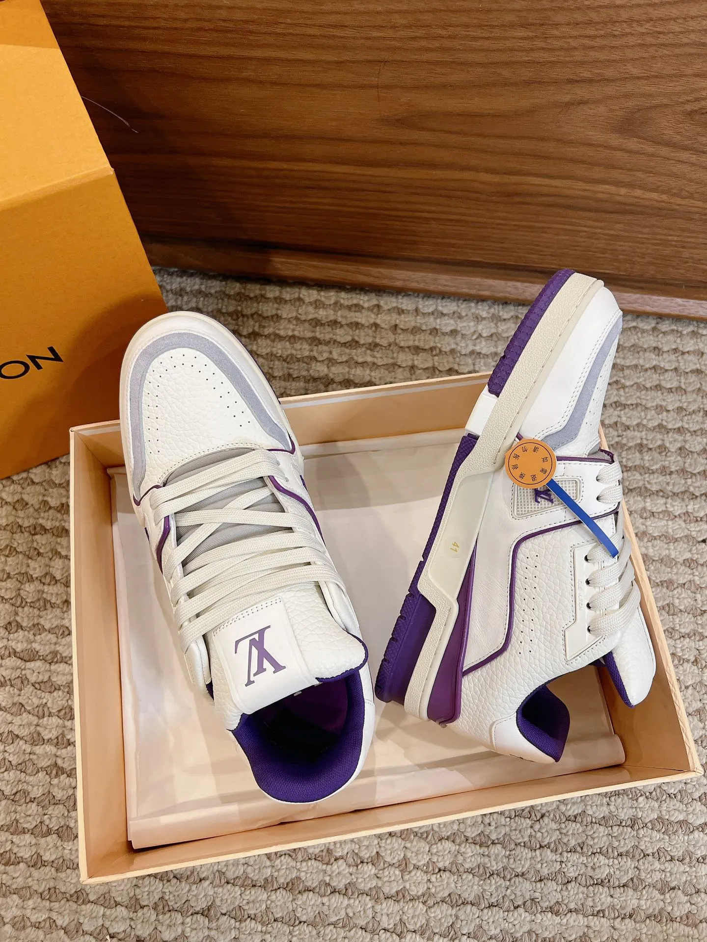 👟👟Ex-factory price 840👟👟 Dongguan high-end supply top version LV-Louis Vuitton 2022 catwalk new style, original 1:1 developed replica! ! It is very comfortable to wear on the foot. It is made of fine workmanship. The upper is spliced ​​with calfskin imported from Italy. The side is decorated with the brand's LOGO and signature. The cowhide foot pads are lined with mesh, making the foot feel super comfortable. The original two-color TPU combination outsole is specially provided by the original factory. Packing process: Goodyear stitching and overlocking Size: 35-44 standard size